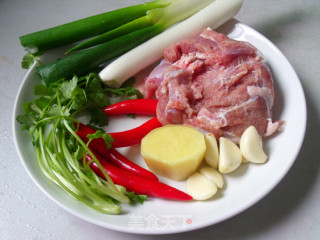 葱爆羊肉的做法步骤：1