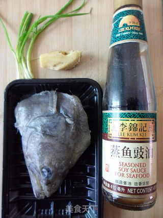 鲜上加鲜——清蒸鸦片鱼头的做法步骤：1
