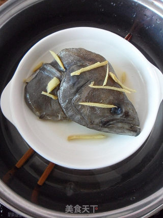 鲜上加鲜——清蒸鸦片鱼头的做法步骤：5