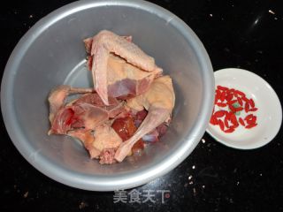 清炖鸽子汤的做法步骤：1