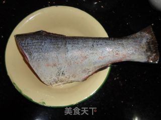 香煎鱼尾的做法步骤：1