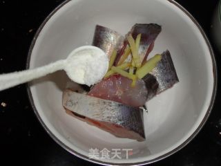 香煎鱼尾的做法步骤：2