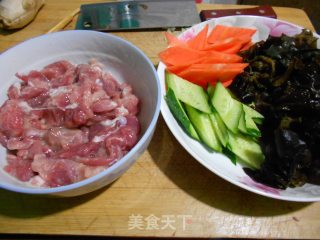 木耳炒肉片的做法步骤：2
