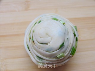 简单三招教你做出超级千层饼——韭香千层饼的做法步骤：9