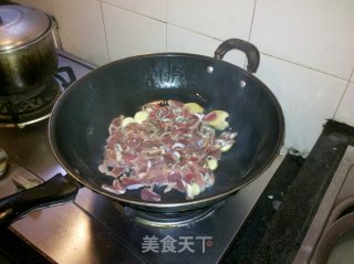 酸黄瓜炒鸡胗的做法步骤：2