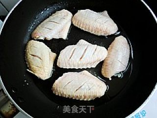 红酒栗子烧鸡翅的做法步骤：3