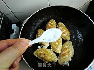 红酒栗子烧鸡翅的做法步骤：6