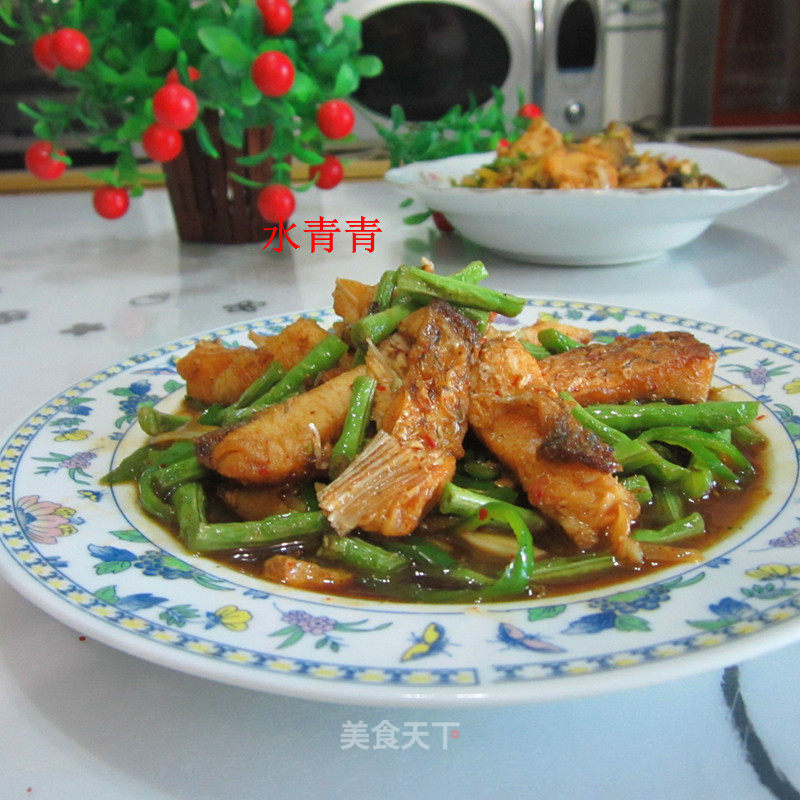 鲜豆角煮鱼的做法