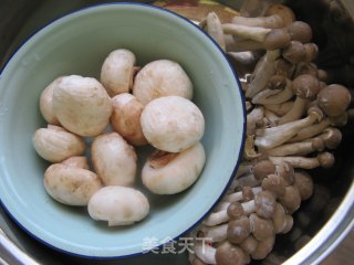 主食篇——【双菇海蛎子锅贴】的做法步骤：1