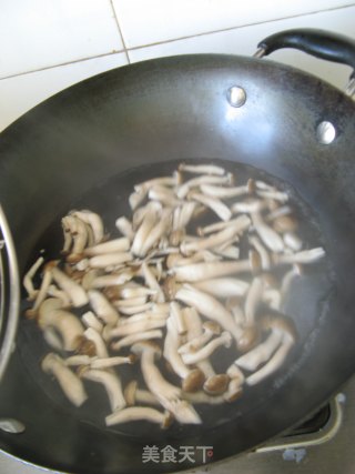 主食篇——【双菇海蛎子锅贴】的做法步骤：2