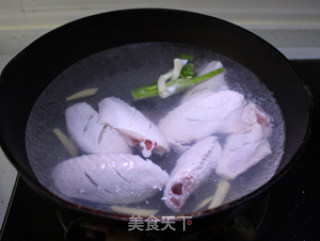辣烧鸡翅的做法步骤：1