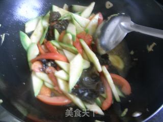 西葫芦番茄炒鸡蛋的做法步骤：8