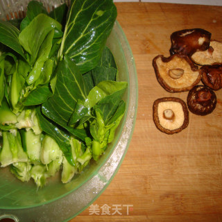 香菇油菜的做法步骤：1