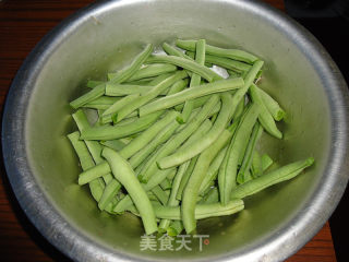 一道烧烤口味的菜-------干煸架豆鲜蘑的做法步骤：1