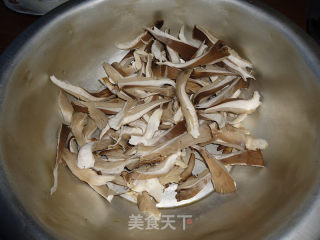 一道烧烤口味的菜-------干煸架豆鲜蘑的做法步骤：2