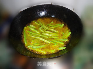 一道烧烤口味的菜-------干煸架豆鲜蘑的做法步骤：4