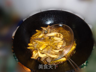 一道烧烤口味的菜-------干煸架豆鲜蘑的做法步骤：5