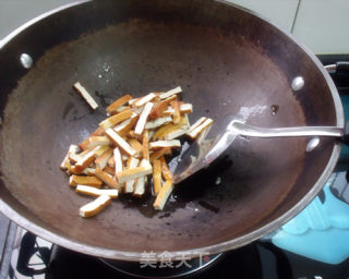 香韭豆干炒肉的做法步骤：3