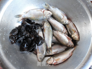 木耳烧鲫鱼的做法步骤：1