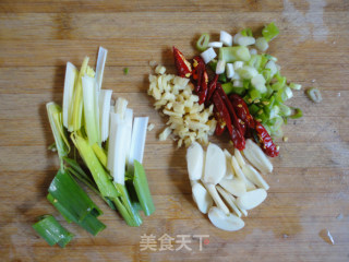 木耳烧鲫鱼的做法步骤：4
