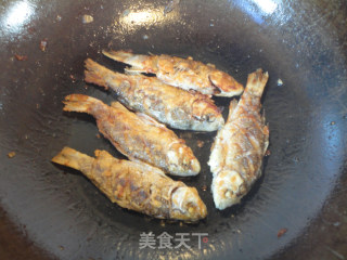 木耳烧鲫鱼的做法步骤：5