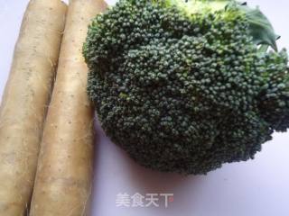 西兰花炒山药的做法步骤：1
