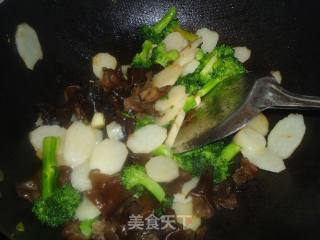 西兰花炒山药的做法步骤：11