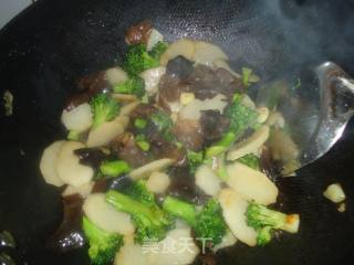 西兰花炒山药的做法步骤：12