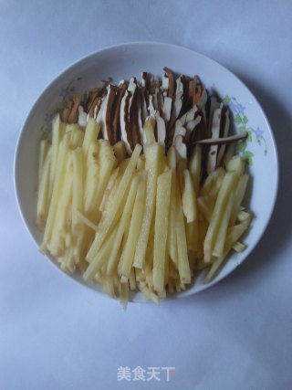带汤土豆炒肉丝的做法步骤：2