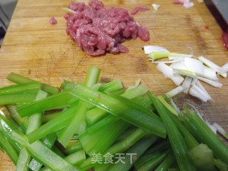 牛肉芹菜的做法步骤：2
