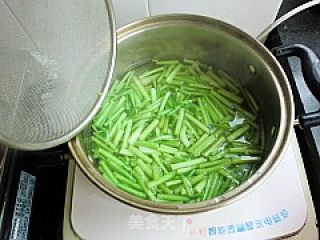 芹菜炒猪肝--春日养肝的做法步骤：4