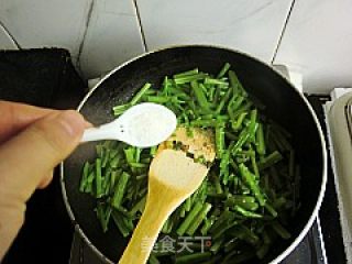 芹菜炒猪肝--春日养肝的做法步骤：8