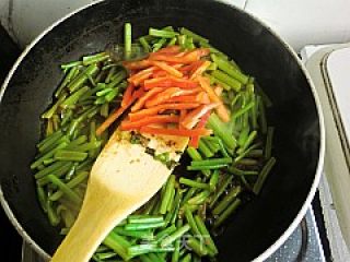 芹菜炒猪肝--春日养肝的做法步骤：10