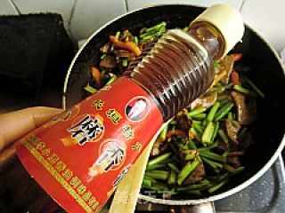 芹菜炒猪肝--春日养肝的做法步骤：12