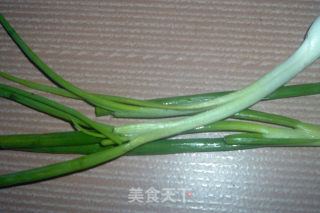 土豆炒鸡腿的做法步骤：1