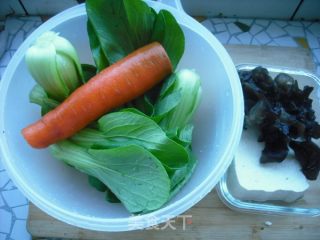 青菜木耳豆腐汤的做法步骤：1
