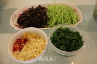 [花花菜]—鱼香肉丝的做法步骤：2