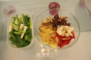 [花花菜]---土豆烧排骨的做法步骤：1