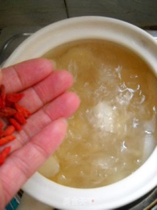 枸杞西米银耳羹的做法步骤：6