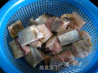干炸咸大马哈鱼块的做法步骤：1
