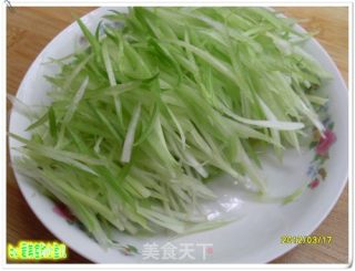 美味的芹菜丝炒肉的做法步骤：1