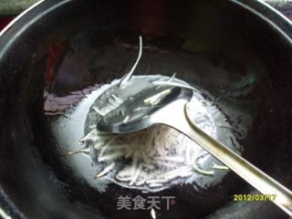 美味的芹菜丝炒肉的做法步骤：4