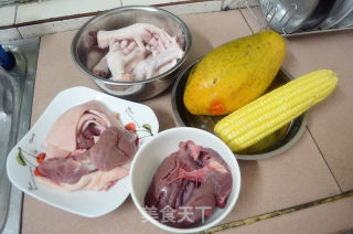 腩肉鸡爪炖木瓜汤的做法步骤：1