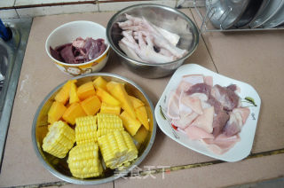 腩肉鸡爪炖木瓜汤的做法步骤：2
