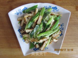 青蒜抄豆腐丝的做法步骤：1
