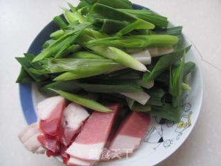 家常炒蒜苗的做法步骤：2