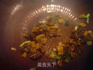 糟菜炒蚕豆的做法步骤：3