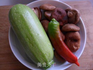 香菇炒西葫芦的做法步骤：1