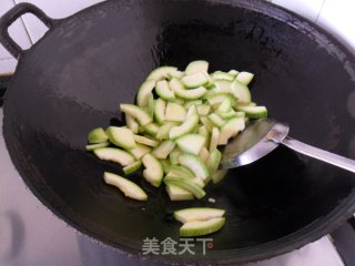 香菇炒西葫芦的做法步骤：3
