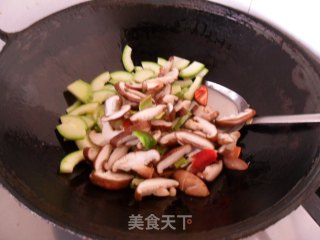 香菇炒西葫芦的做法步骤：4